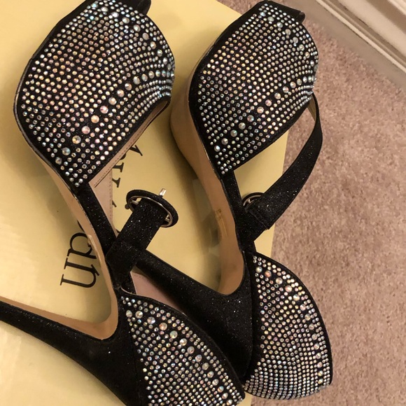 Cathy Jean bedazzled open toe strapped heels! Perfect for date night! - Picture 4 of 8